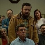 Neil Casey en Capítulo 5 titulado '¿Qué esperar en tu viaje?' de 'La maldición de Widow's Bay'