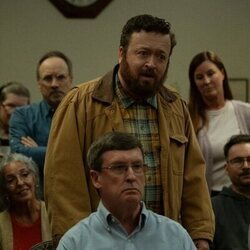 Neil Casey en Capítulo 5 titulado '¿Qué esperar en tu viaje?' de 'La maldición de Widow's Bay'