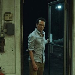 Matthew Rhys en el 1x05 de 'Widow's Bay'