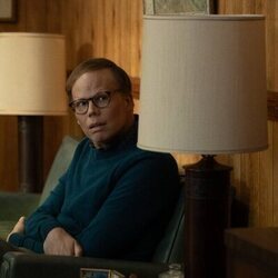 Jeff Hiller en el 1x05 de 'La maldición de Widow's Bay'