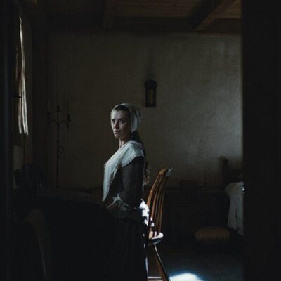 Betty Gilpin en el 1x06 de 'Widow's Bay'