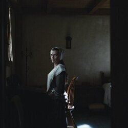 Betty Gilpin en el 1x06 de 'Widow's Bay'