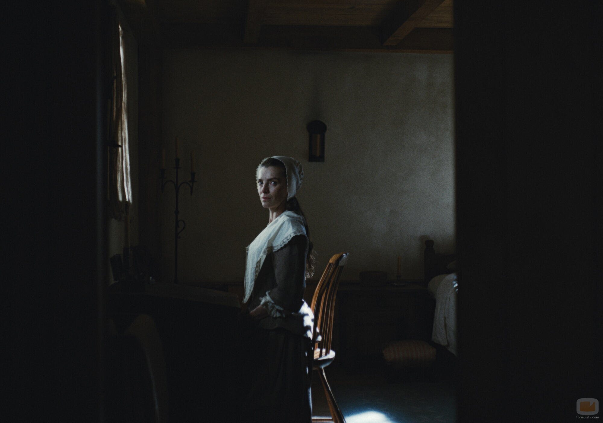 Betty Gilpin en el 1x06 de 'Widow's Bay'