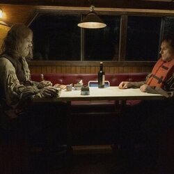 Matthew Rhys y Hamish Linklater en Capítulo 7 titulado 'Mareo en el mar' de 'La maldición de Widow's Bay'