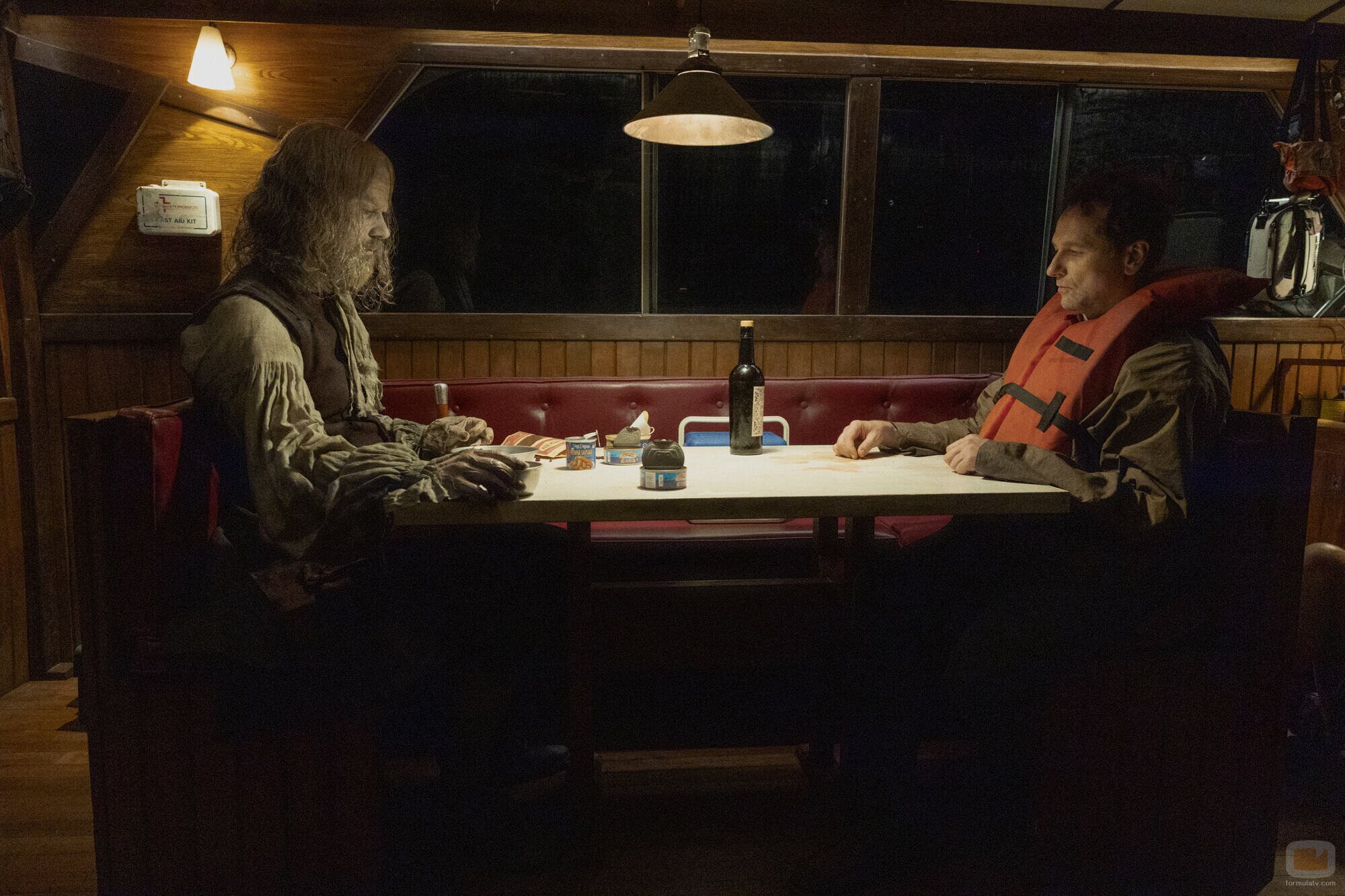 Matthew Rhys y Hamish Linklater en Capítulo 7 titulado 'Mareo en el mar' de 'La maldición de Widow's Bay'
