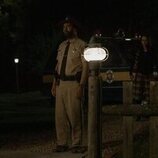 Kate O'Flynn y Kevin Carroll en 1x07 titulado 'Mareo en el mar' de 'La maldición de Widow's Bay'