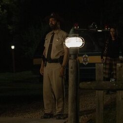 Kate O'Flynn y Kevin Carroll en 1x07 titulado 'Mareo en el mar' de 'La maldición de Widow's Bay'