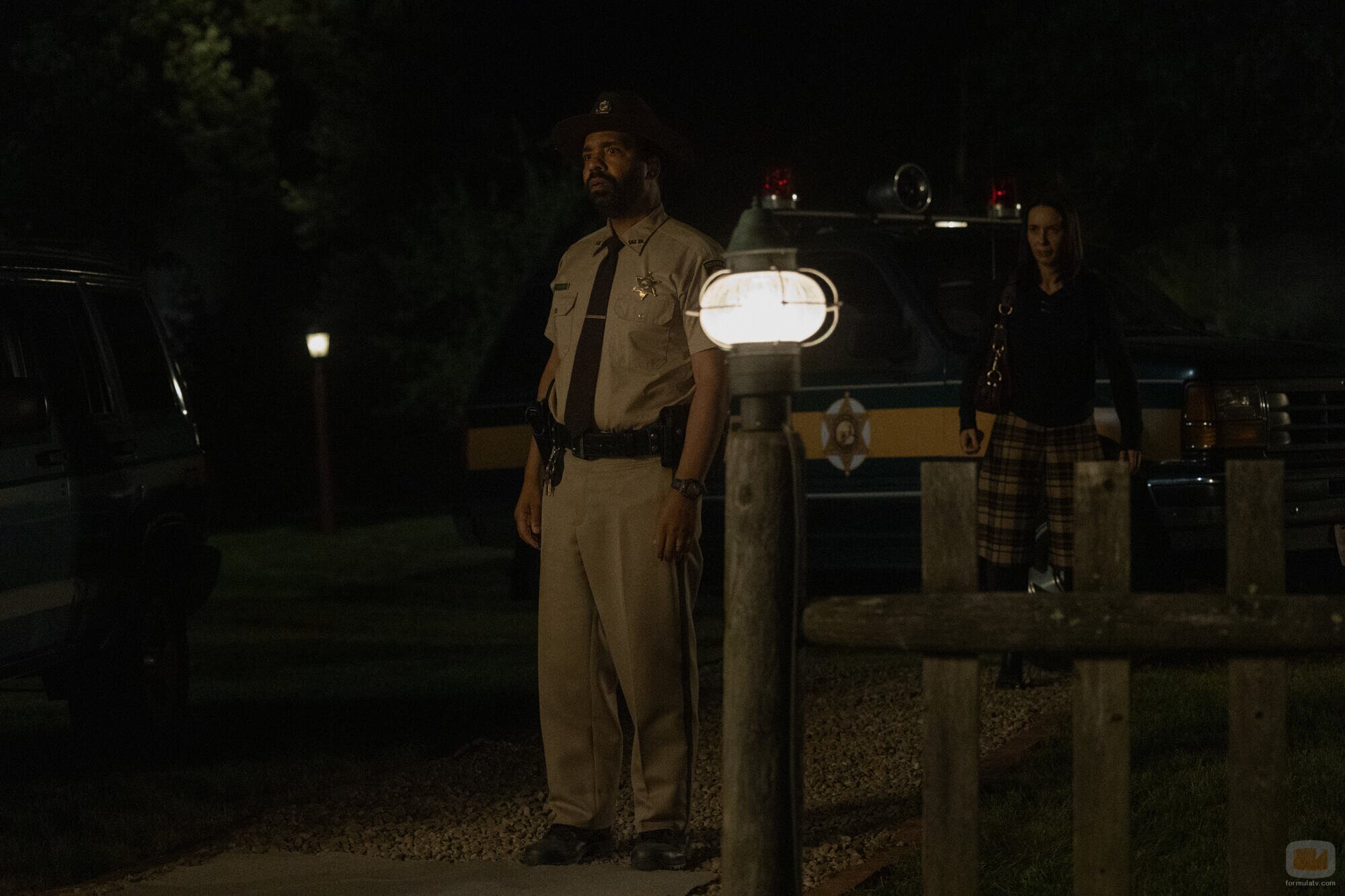 Kate O'Flynn y Kevin Carroll en 1x07 titulado 'Mareo en el mar' de 'La maldición de Widow's Bay'