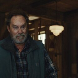 Stephen Root en 1x08 'Tu equipaje' de 'La maldición de Widow's Bay'