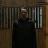Matthew Rhys en 1x09 titulado 'Refugio de emergencia' de 'La maldición de Widow's Bay'