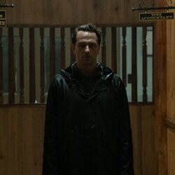 Matthew Rhys en 1x09 titulado 'Refugio de emergencia' de 'La maldición de Widow's Bay'