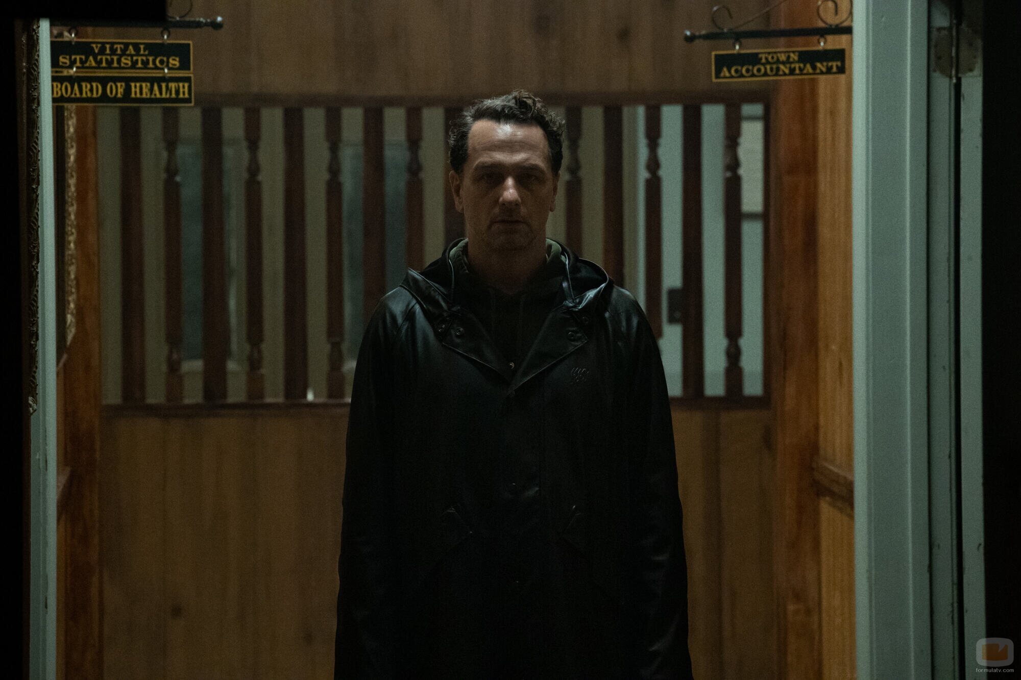 Matthew Rhys en 1x09 titulado 'Refugio de emergencia' de 'La maldición de Widow's Bay'