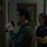 Matthew Rhys y Kate O'Flynn en Capítulo 9 titulado 'Refugio de emergencia' de 'La maldición de Widow's Bay'