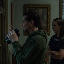 Matthew Rhys y Kate O'Flynn en Capítulo 9 titulado 'Refugio de emergencia' de 'La maldición de Widow's Bay'
