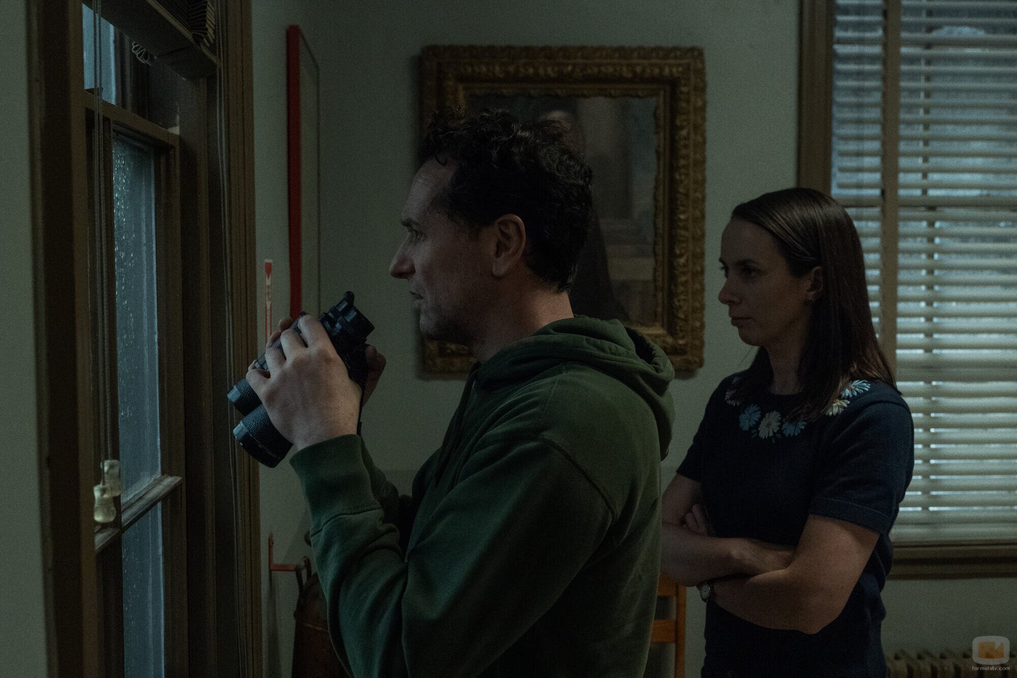 Matthew Rhys y Kate O'Flynn en Capítulo 9 titulado 'Refugio de emergencia' de 'La maldición de Widow's Bay'