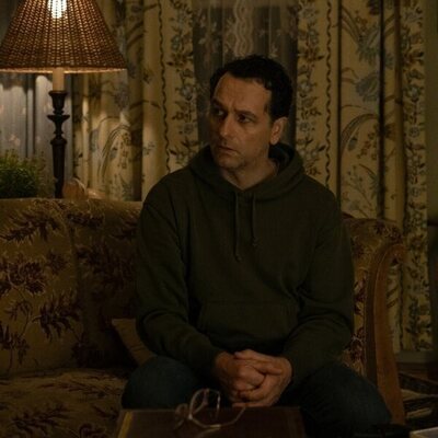Matthew Rhys en 1x10 titulado 'Esperamos que hayas disfrutado tu estancia' de 'La maldición de Widow's Bay'