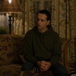 Matthew Rhys en 1x10 titulado 'Esperamos que hayas disfrutado tu estancia' de 'La maldición de Widow's Bay'