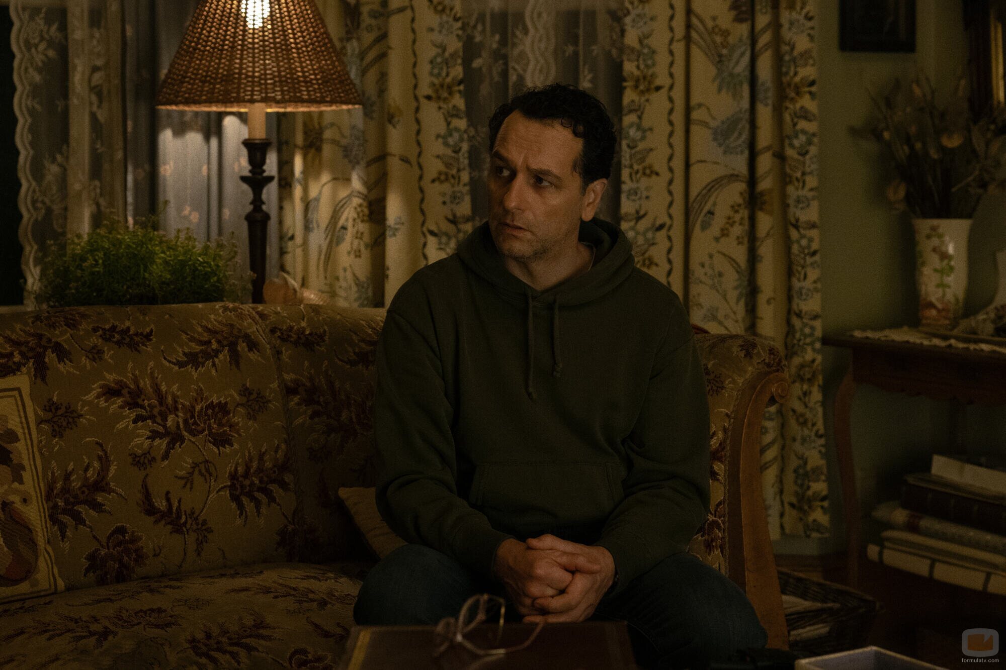 Matthew Rhys en 1x10 titulado 'Esperamos que hayas disfrutado tu estancia' de 'La maldición de Widow's Bay'