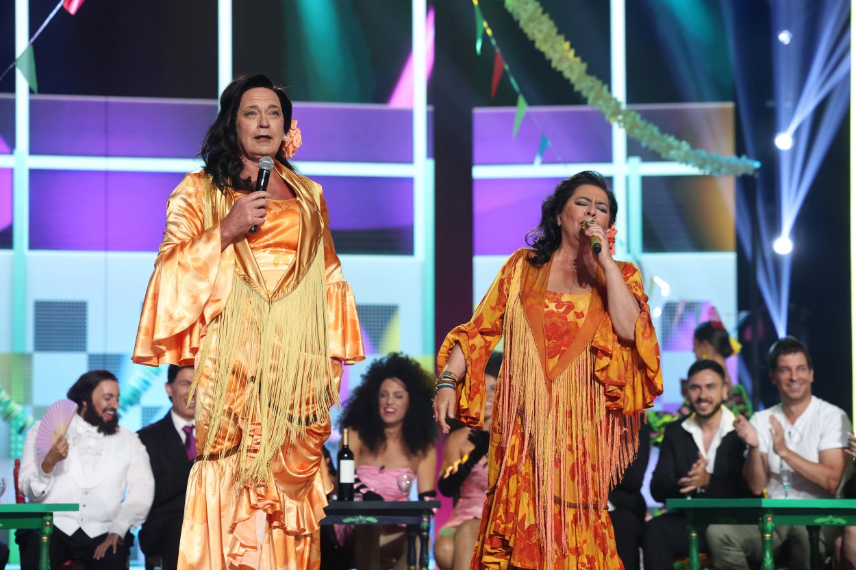 Bertín Osborne es María del Monte junto a María del Monte en 'Tu cara me suena'
