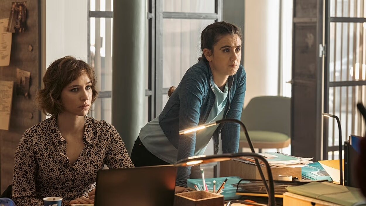 Edurne Azkarate y María Cerezuela en la serie 'Romi'
