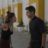 Maxi Iglesias y María de Nati en 1x02 'Arde La Caleta' de 'Ella, maldita alma'