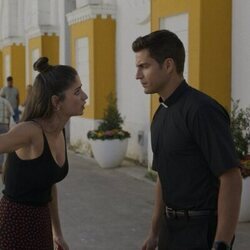 Maxi Iglesias y María de Nati en 1x02 'Arde La Caleta' de 'Ella, maldita alma'