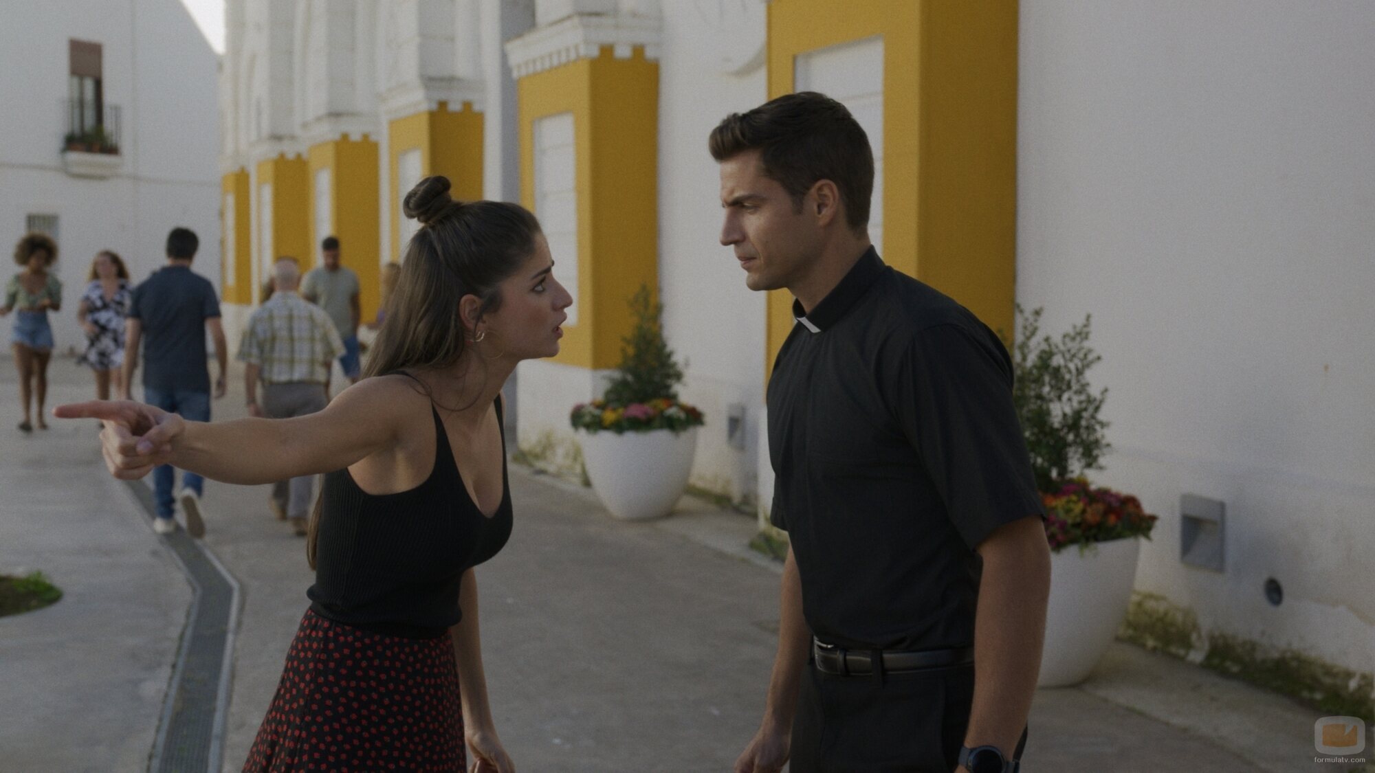 Maxi Iglesias y María de Nati en 1x02 'Arde La Caleta' de 'Ella, maldita alma'