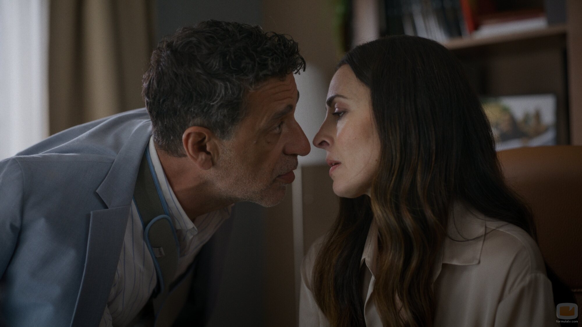 Nacho Fresneda y Ana Ruiz en Capítulo 2 titulado 'Arde La Caleta' de 'Ella, maldita alma'