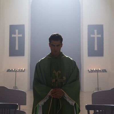 Plano de Maxi Iglesias en el 1x02 de 'Ella, maldita alma'