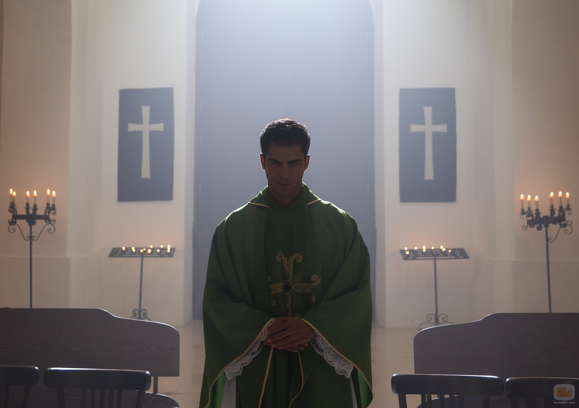 Plano de Maxi Iglesias en el 1x02 de 'Ella, maldita alma'