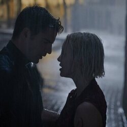 Maxi Iglesias y Karina Kolokolchykova en 'Arde La Caleta' de 'Ella, maldita alma'