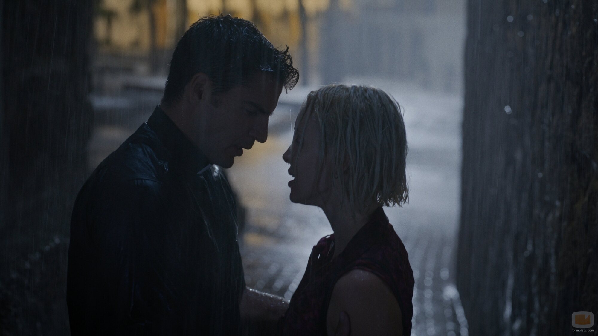 Maxi Iglesias y Karina Kolokolchykova en 'Arde La Caleta' de 'Ella, maldita alma'