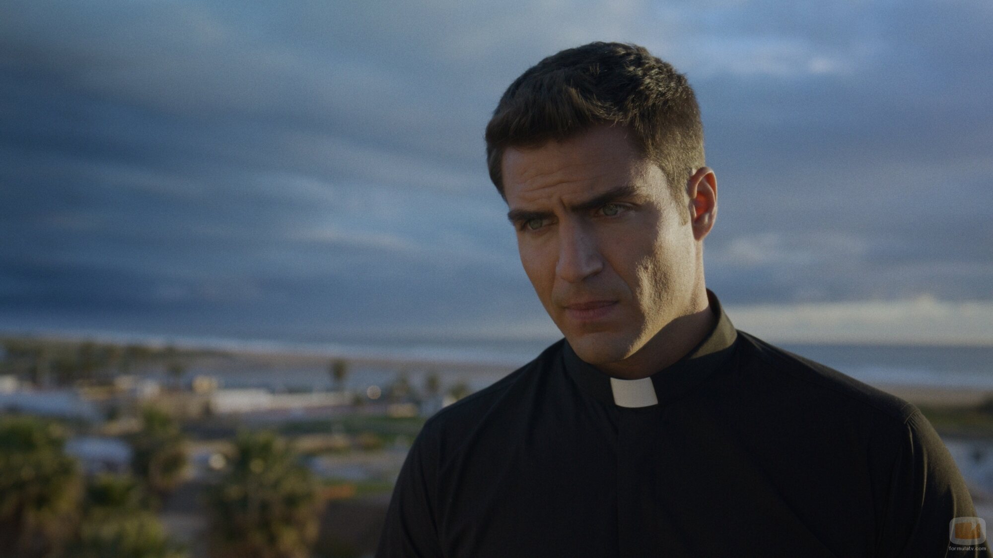 Maxi Iglesias en 1x02 'Arde La Caleta' de 'Ella, maldita alma'