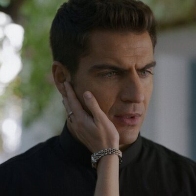 Instantánea de Maxi Iglesias en 1x02 'Arde La Caleta' de 'Ella, maldita alma'