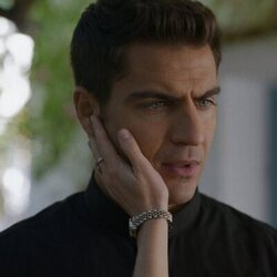 Instantánea de Maxi Iglesias en 1x02 'Arde La Caleta' de 'Ella, maldita alma'