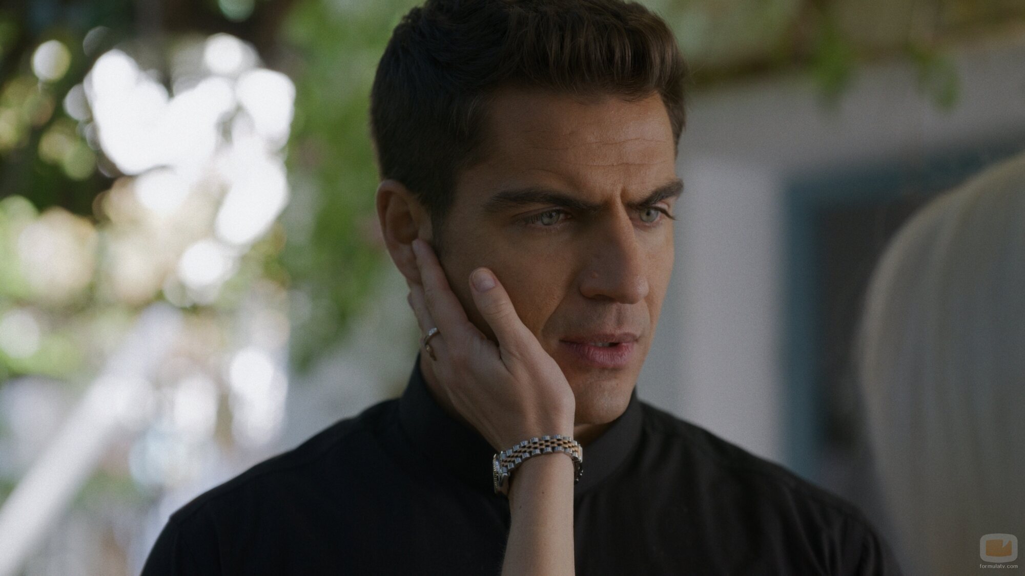 Instantánea de Maxi Iglesias en 1x02 'Arde La Caleta' de 'Ella, maldita alma'
