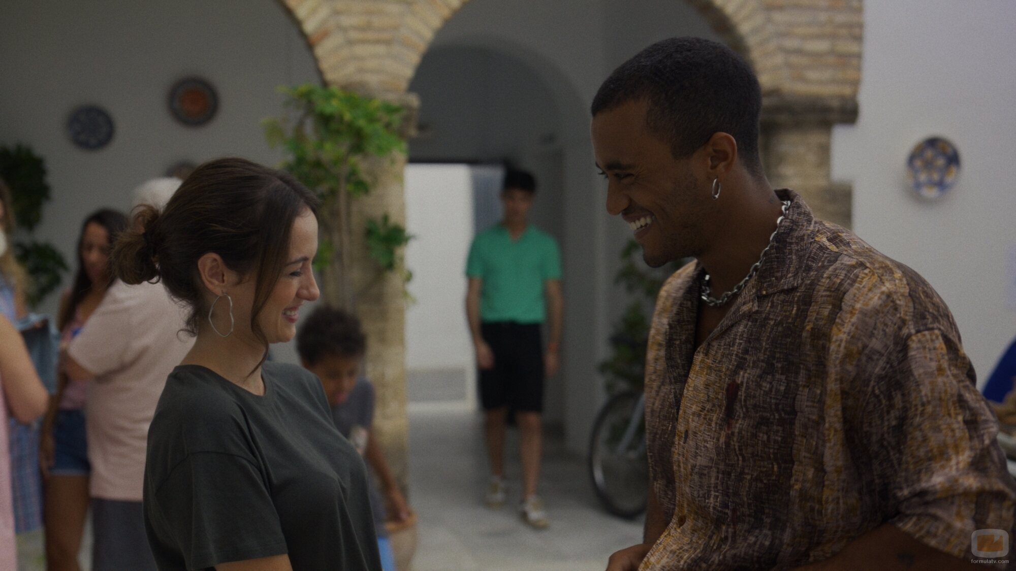 María de Nati y Jean Zambrano en 1x02 'Arde La Caleta' de 'Ella, maldita alma'
