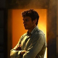 Still de Martiño Rivas en Capítulo 2 titulado 'Arde La Caleta' de 'Ella, maldita alma'