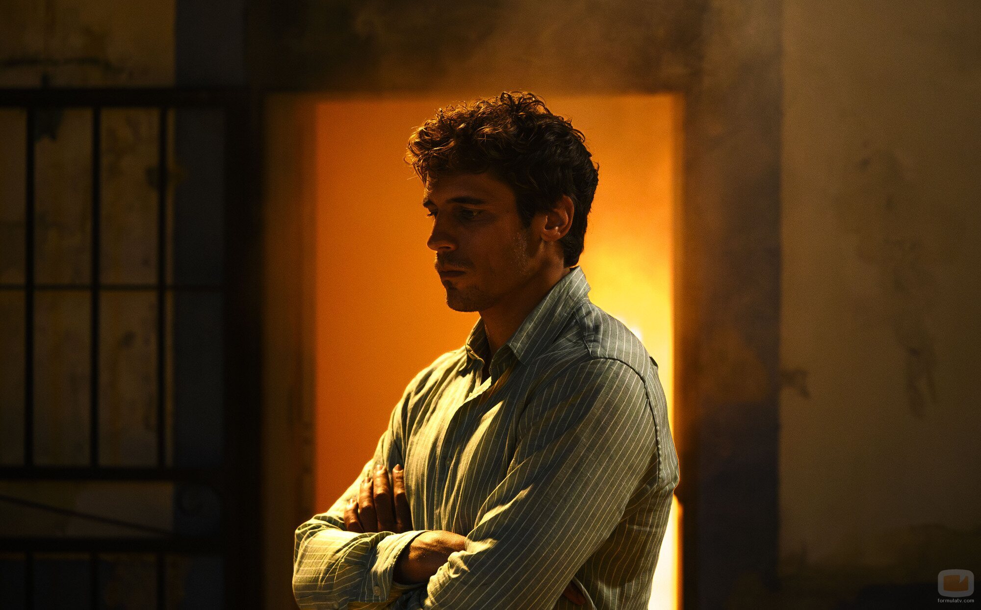 Still de Martiño Rivas en Capítulo 2 titulado 'Arde La Caleta' de 'Ella, maldita alma'