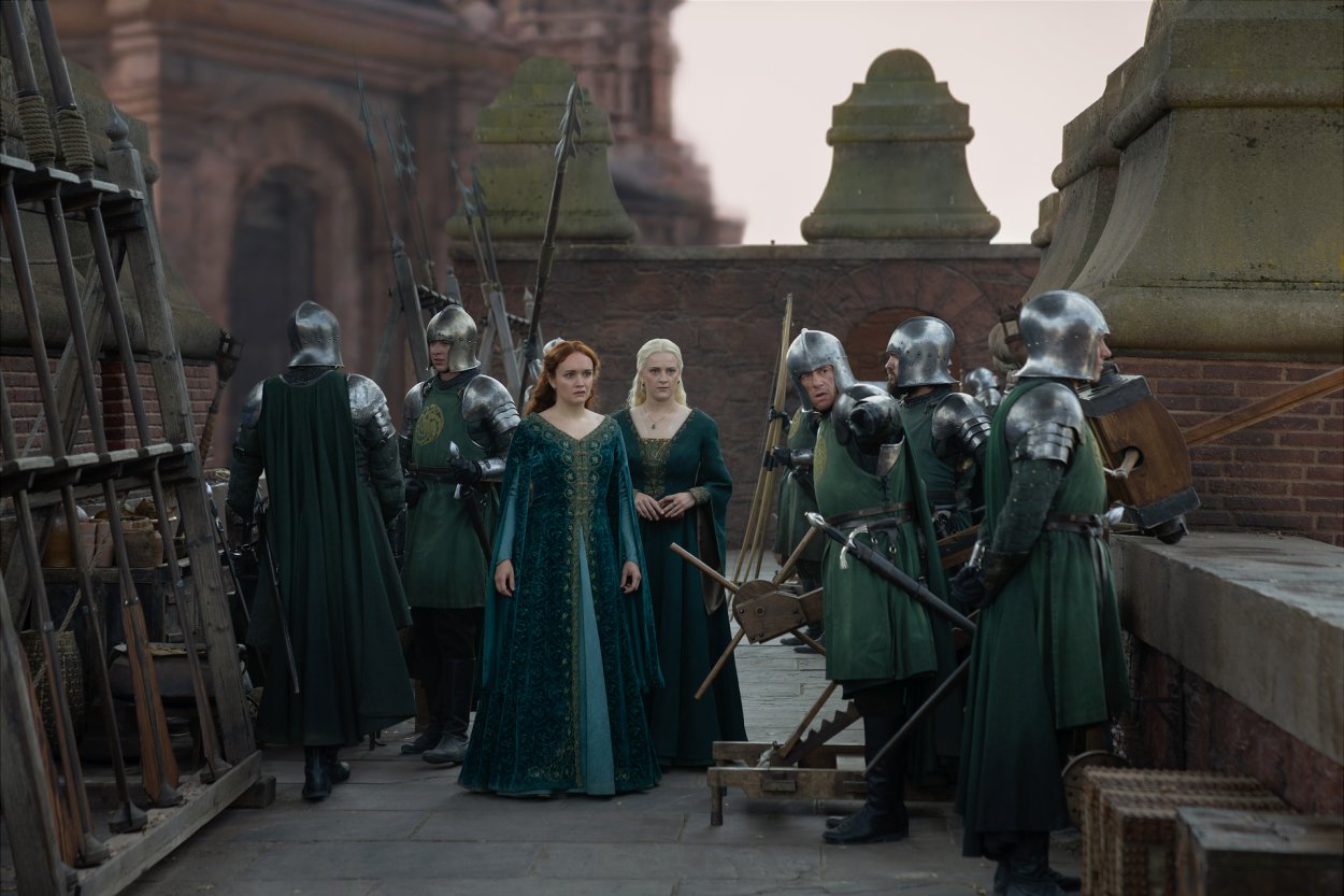 Olivia Cooke y Phia Saban en una escena de 'La Casa del Dragón'