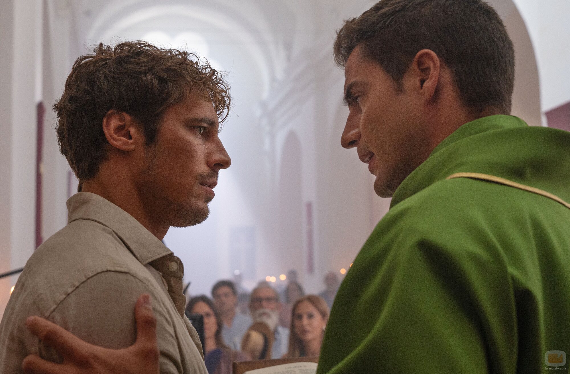 Maxi Iglesias y Martiño Rivas en la temporada 1 y el capítulo 03 de 'Ella, maldita alma'