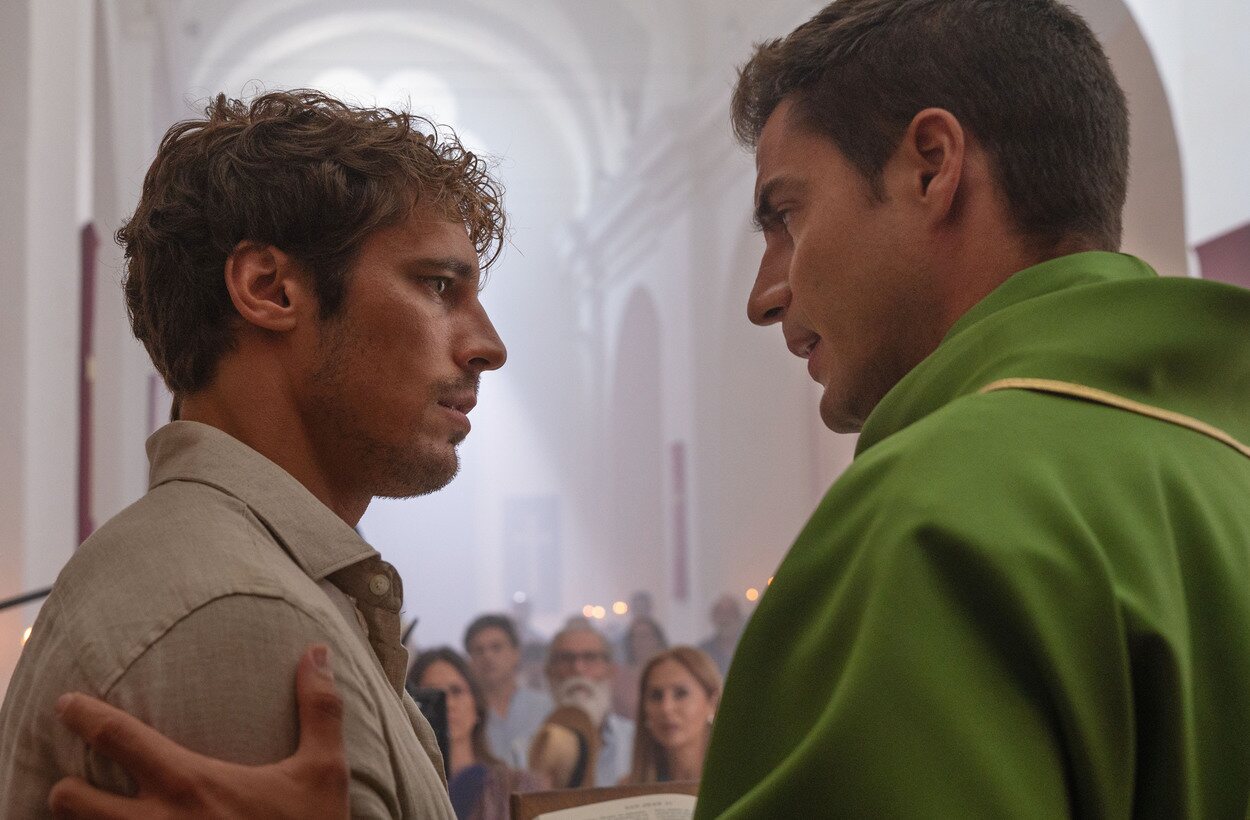 Maxi Iglesias y Martiño Rivas una escena de 'Ella, maldita alma'