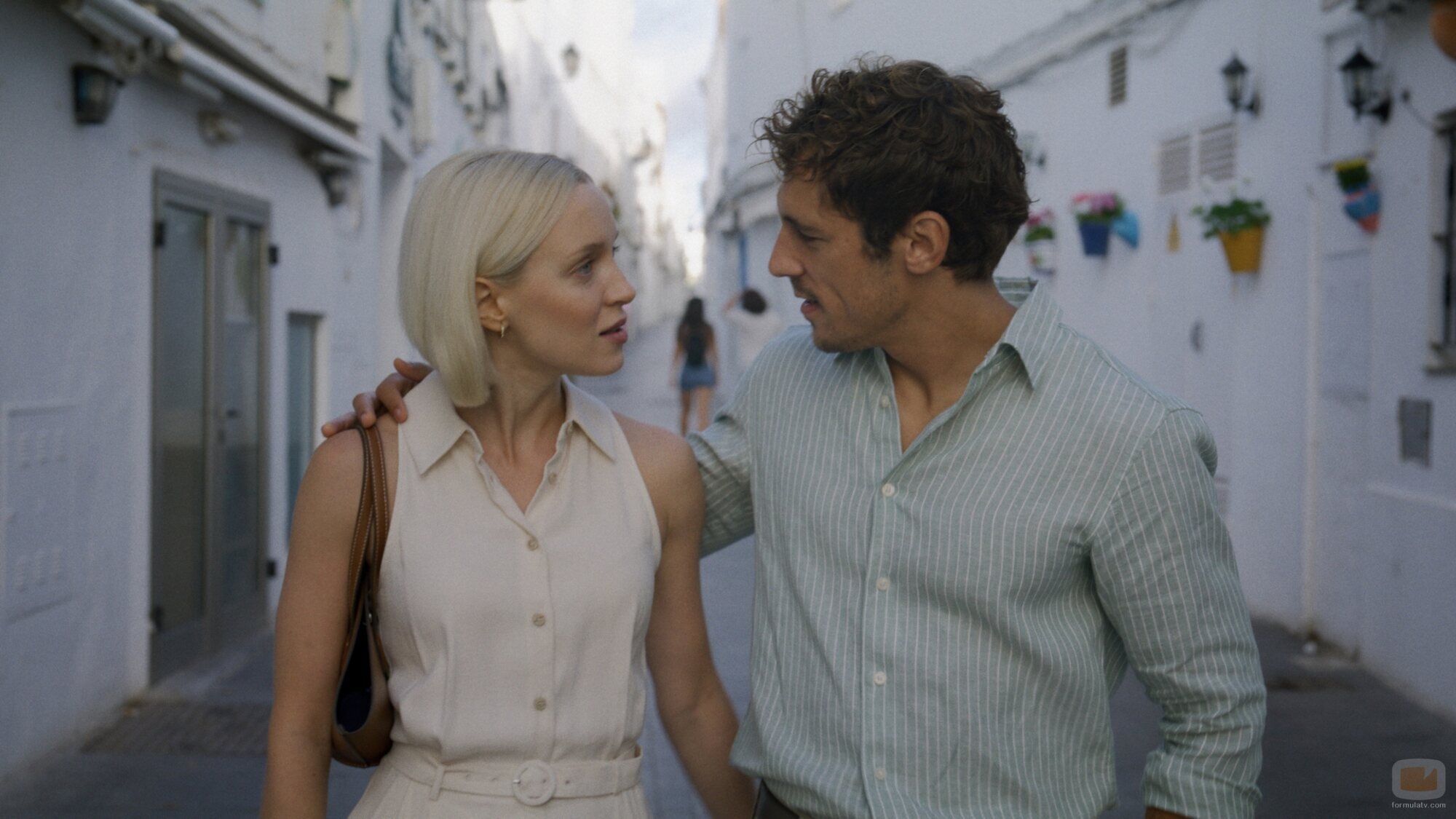 Martiño Rivas y Karina Kolokolchykova en 'El abogado' de 'Ella, maldita alma'