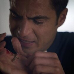 Maxi Iglesias en 1x03 titulado 'El abogado' de 'Ella, maldita alma'