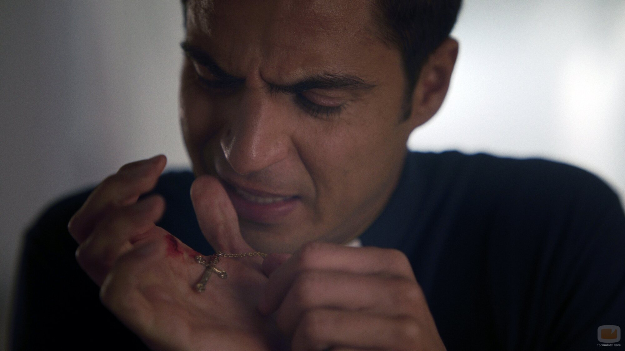 Maxi Iglesias en 1x03 titulado 'El abogado' de 'Ella, maldita alma'