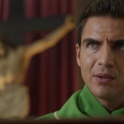 Momento de Maxi Iglesias en 1x03 'El abogado' de 'Ella, maldita alma'