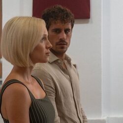 Karina Kolokolchykova y Martiño Rivas en el 1x03 de 'Ella, maldita alma'