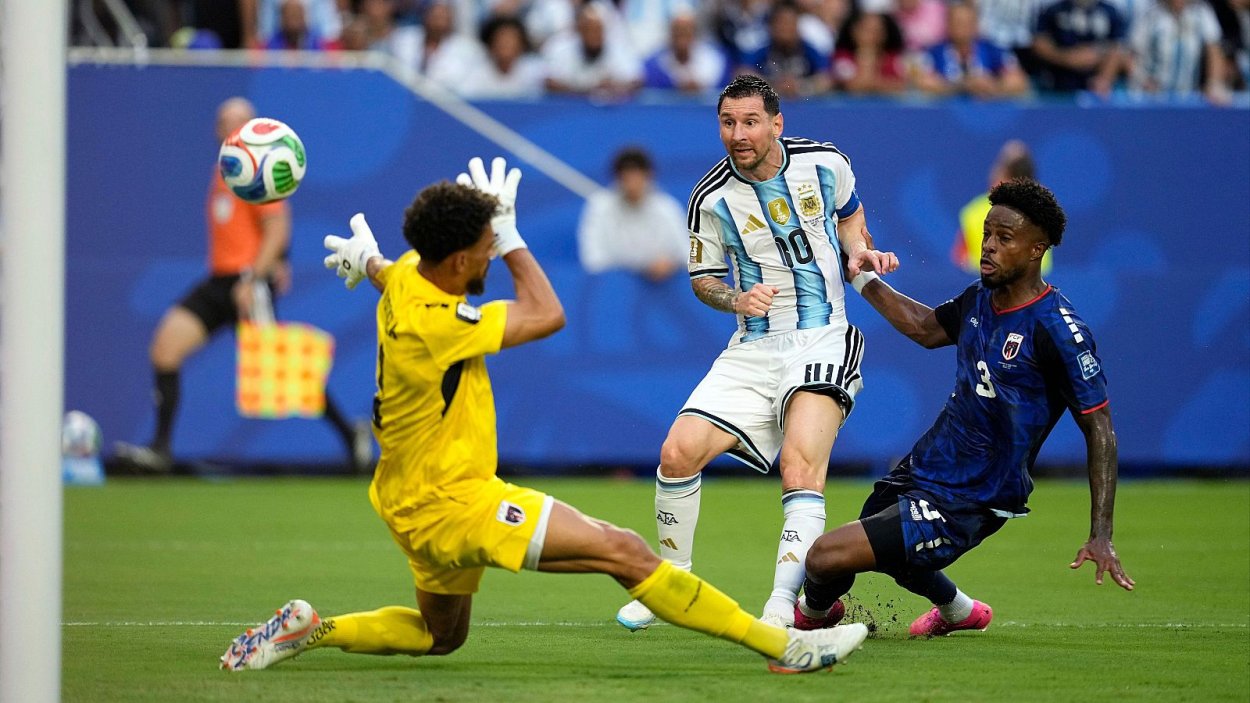 Lionel Messi marca un gol en el Argentina - Cabo Verde