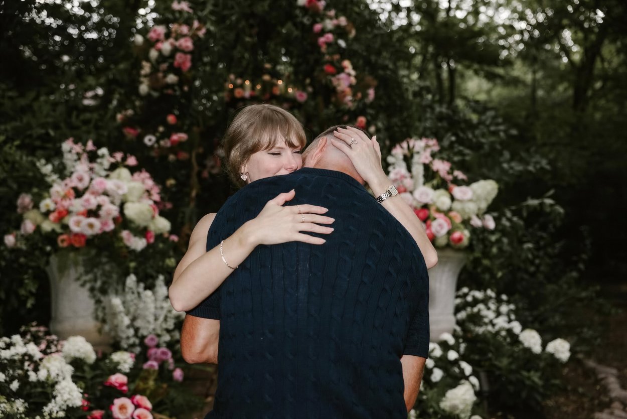 Taylor Swift y Travis Kelce se abrazan en una imagen oficial de su pedida de mano