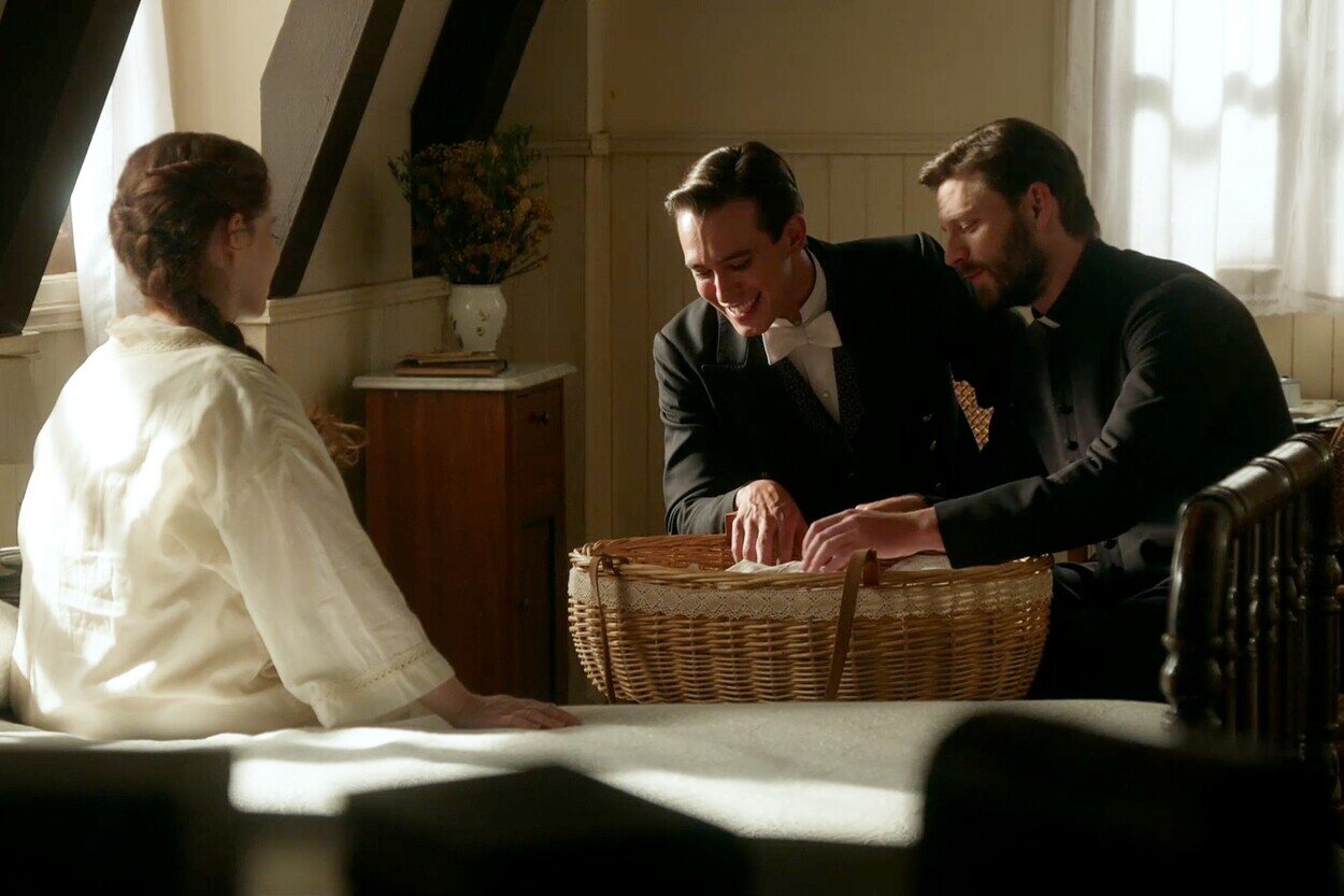 Carlo y Samuel observan al niño de María en 'La promesa'